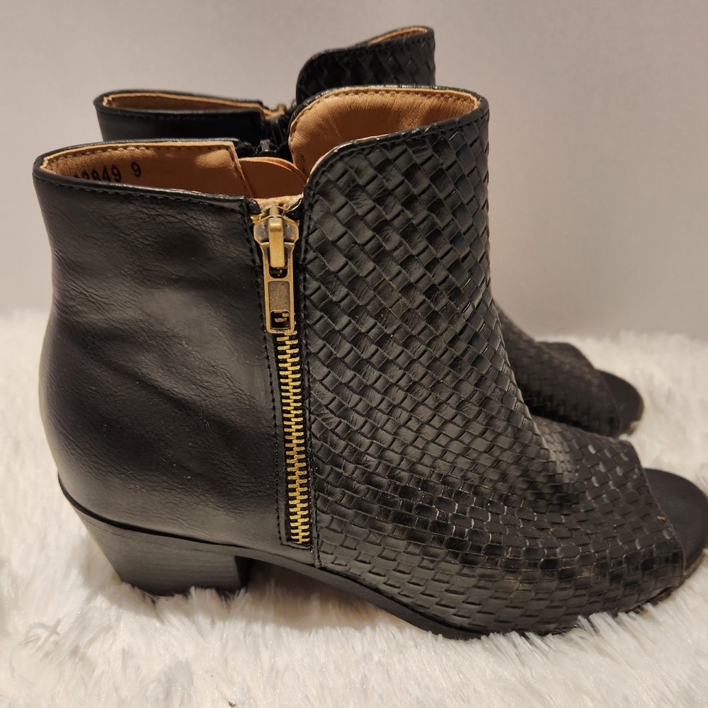 Boots - Picture 4 of 5